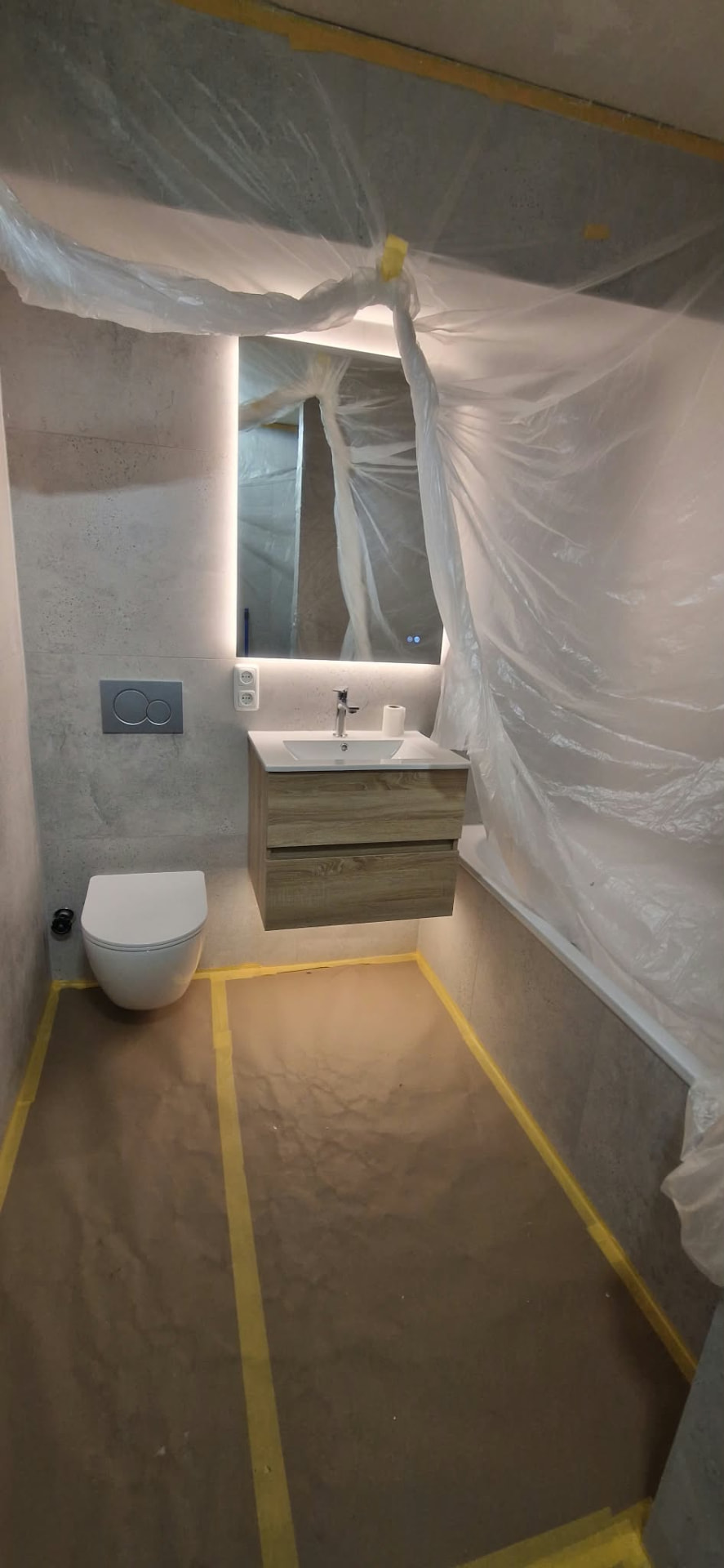 Beleuchteter Spiegel im Badezimmer während der Renovierung