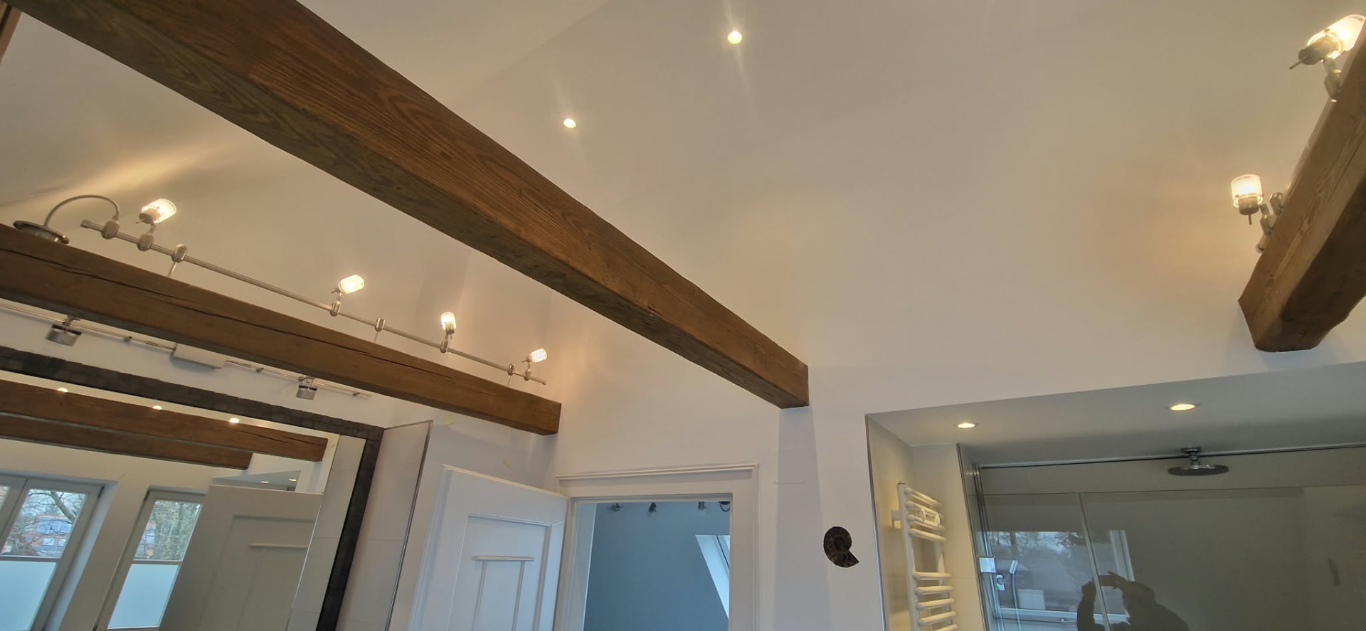 Deckenbeleuchtung und Leuchten an sichtbaren Holzbalken