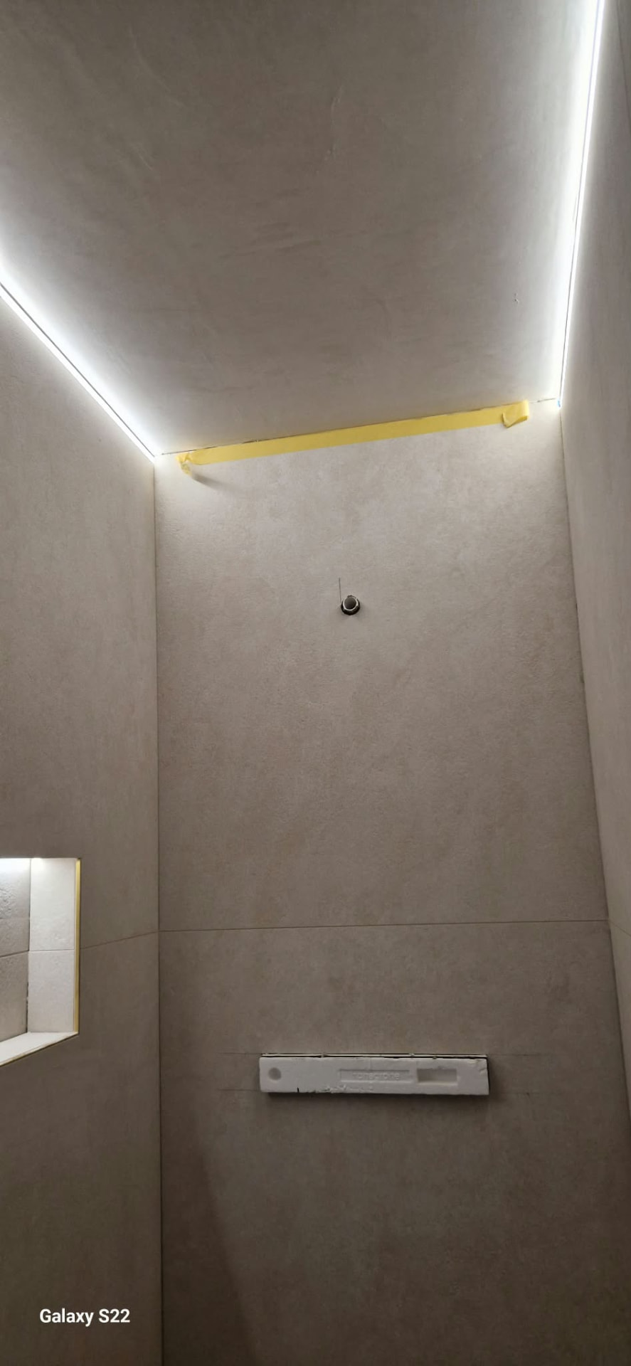 Indirekte LED-Beleuchtung an der Decke einer Dusche