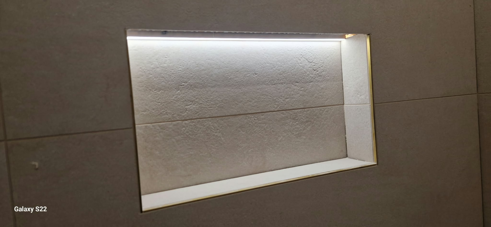 Wandnische mit integrierter LED-Beleuchtung